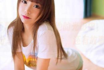 GIRLT果团网 - 在泳池的光影中，龚玥菲分享的不仅是图片，还有故事