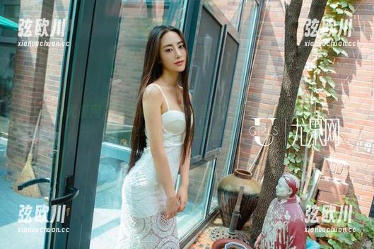 UGirls尤果网 - 谁说办公室不能私房？叶籽亿带你感受一下工作与艺术的完美结合！