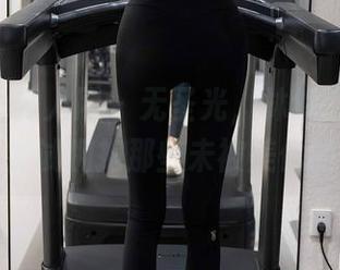 Xiuren秀人网 - 无圣光，林悠悠黑白图包：尝试拥抱那些未被美化的瞬间