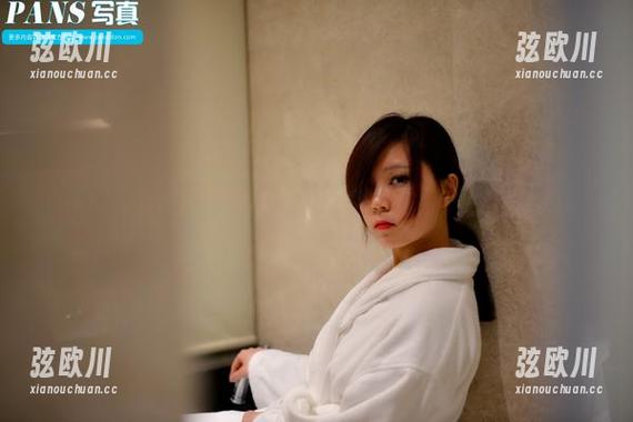 pans - 英英办公室写真：原图中的细腻光影和未言的故事