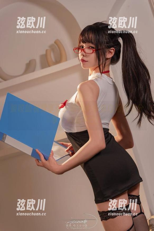 被咬的视觉享受：咬人小小兔白裙图集分享，心动不已！