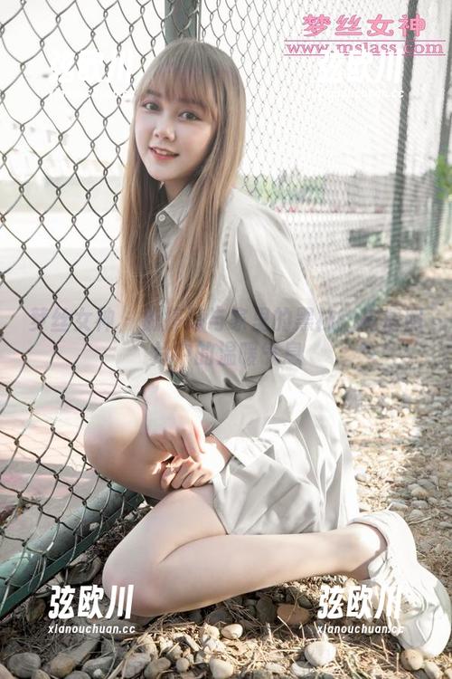 梦丝女神 - 魏婷婷与家里的黑袜：高清照片中的温暖气息