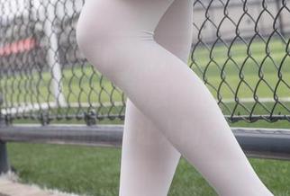 森萝财团 - 说真的，卉子的女仆踩物写真中，80D黑丝的神秘感堪比魔法，图片里的氛围真让人陶醉。