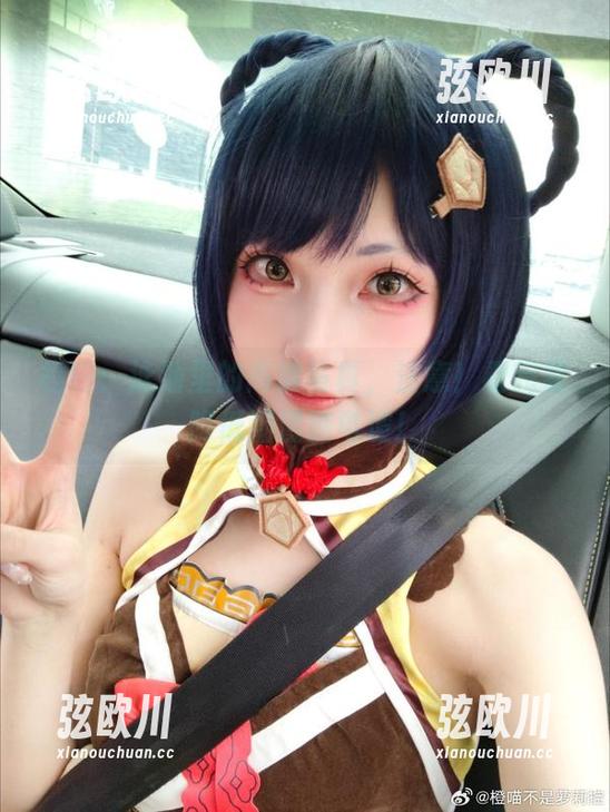 橙喵：泳池里的高清写真，注意！看完要降低潮湿脑电波！