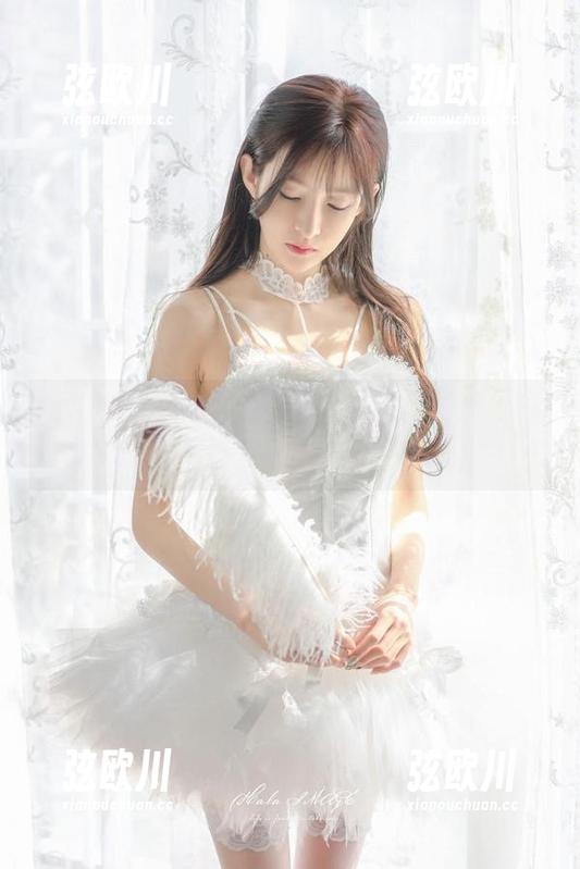 王羽杉作品集：白衬衫下的微妙细节，高清带你一探究竟。