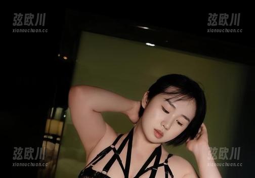 微密圈 - 瑜瑾u的比基尼写真：水晶带钻，光芒四射，谁来陪？
