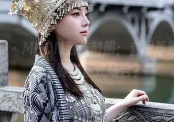 秀人网 - MOON嘉依制服：套图革新，谁说只要有正式场合？