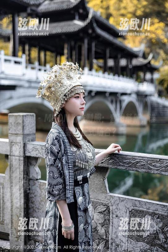 秀人网 - MOON嘉依制服：套图革新，谁说只要有正式场合？