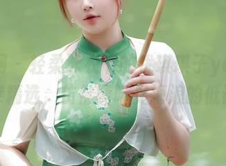 秀人网 - 轻柔泳衣下的优琪琪子yuki：图库精选，仿佛能听见海浪的低语。