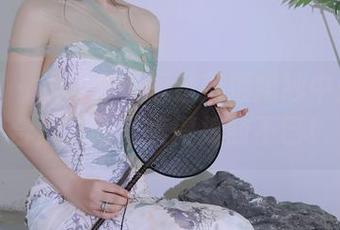 秀人网 - 跟着是小逗逗荡漾婚纱中：原图合集，画面美得捣鼓不已！