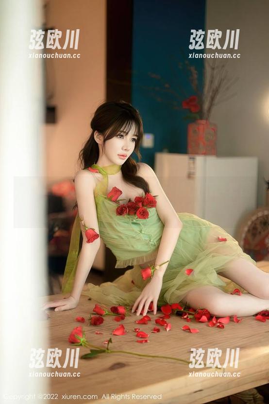 秀人网 - 旗袍迷踪：盼盼已鸠的精选套图，窥探那些忽隐忽现的曲线
