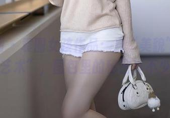 秀人网 - 袁圆女孩作品：当“美貌”遇上“艺术”，图包里的秘密真不少。