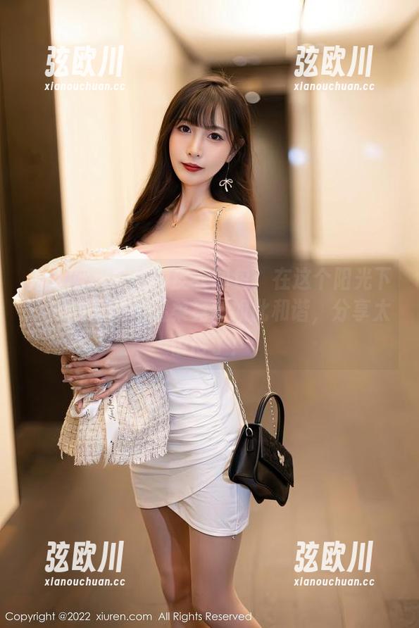 秀人网 - 软情的皮衣图包：在这个阳光下，她的冷酷和温柔竟然如此和谐，分享太值得了！