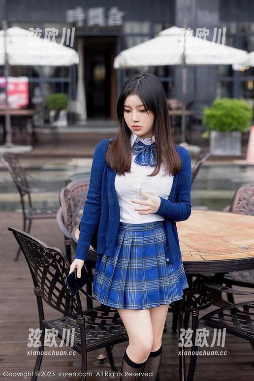 秀人网-邹晶晶女王 秀人网 - 双马尾、邹晶晶女王和私拍写真:一场视觉的调皮游戏