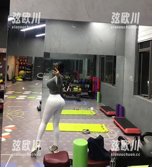 微密圈 - 一探紫色哒豚豚的在线美图：丝袜是个魔法！