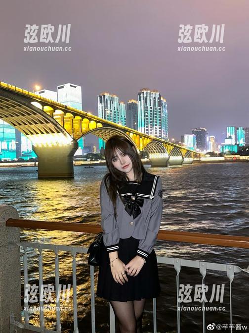 最新芊芊酱w空姐套图：没坐过飞机也感受得到飞翔的感觉！