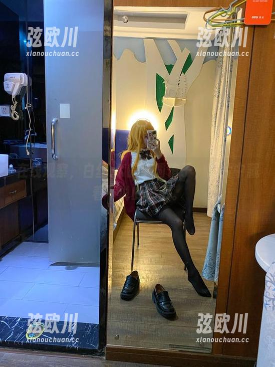 在线观察，白丝JK的芋圆侑子，图片中藏着不说的秘密。