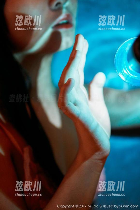 蜜桃社 - 精选图片：初月丝袜瞬间，藏着故事和梦境