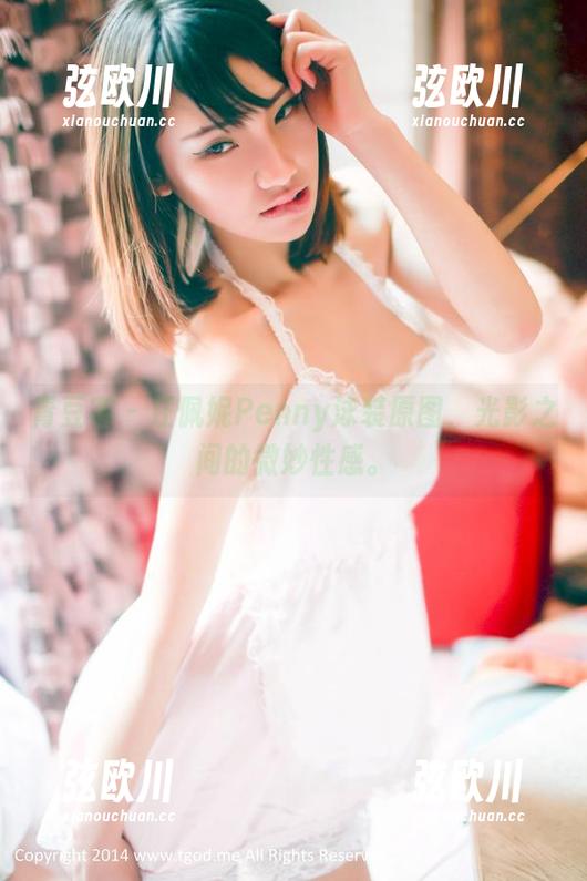 青豆客 - 汪佩妮Penny泳装原图，光影之间的微妙性感。