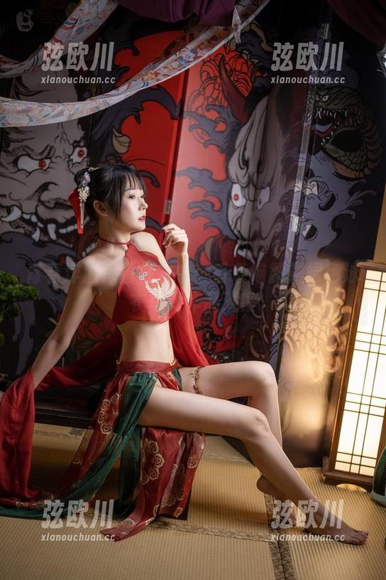 青春洋溢保留在水中：香草喵露露绿色泳衣写真作品观察