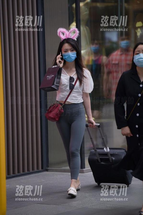魔镜街拍 - 在光影和黑丝中徘徊，婷婷的工作日常图片更新全记录！