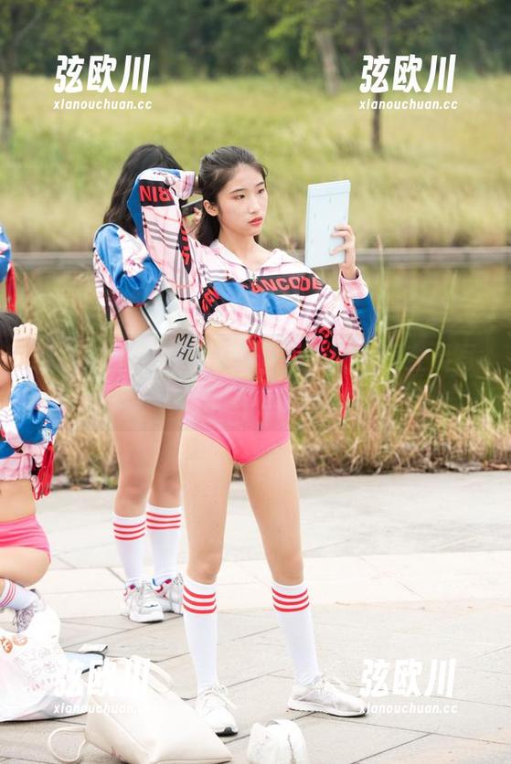 魔镜街拍：辉辉模拍作品的丝袜调查员写真集，资源乐趣无穷！