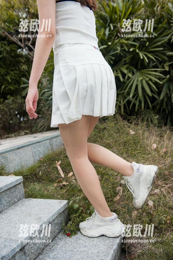 晚上打开的魔镜街拍，超薄黑丝细长美腿作品集，意外的惊喜！